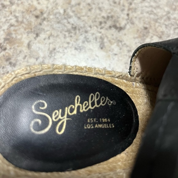 Beautiful size 7 Seychelles! Barely worn purchased at a boutique in Banff - Picture 2 of 5